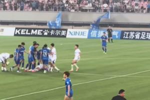 无锡吴钩vs南京城市两名球员推搡冲突，双双被中足联禁赛3场！