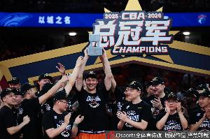 大丰收！上海男篮本赛季包揽总冠军+常规赛+俱乐部杯+潜力赛冠军